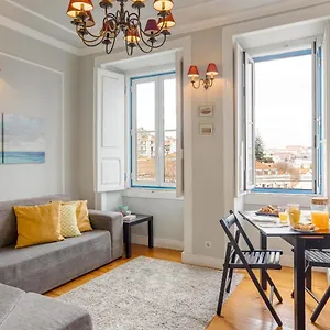 Apartment Bright Tailor Made By The Castle, Lisbon